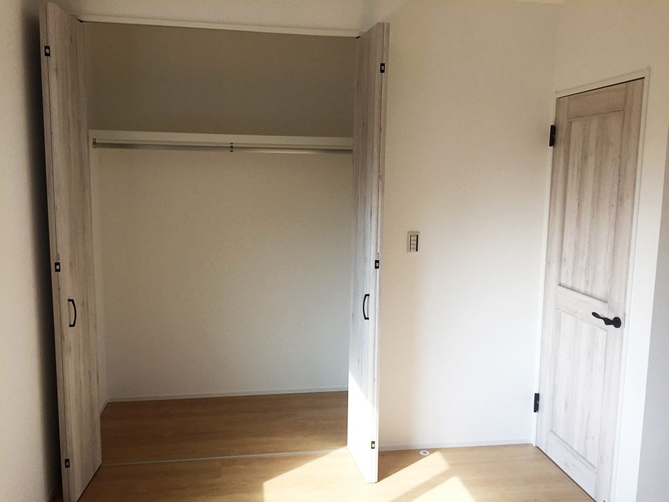 2階洋間クローゼット収納